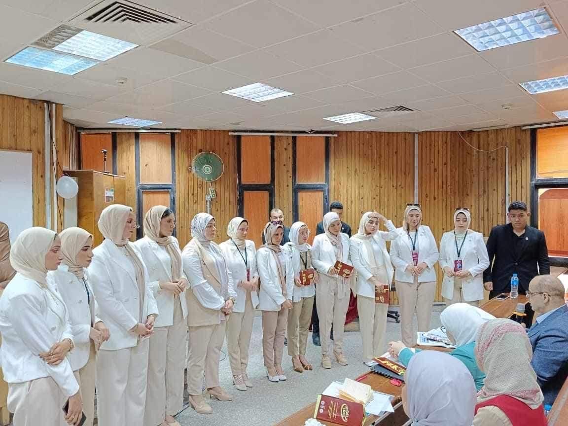 IMG 3482 حملة الـ 60 فرصة عمل وتدريب من فريق "حلقة وصل" بكلية الإعلام جامعة القاهرة موقع في الجامعة