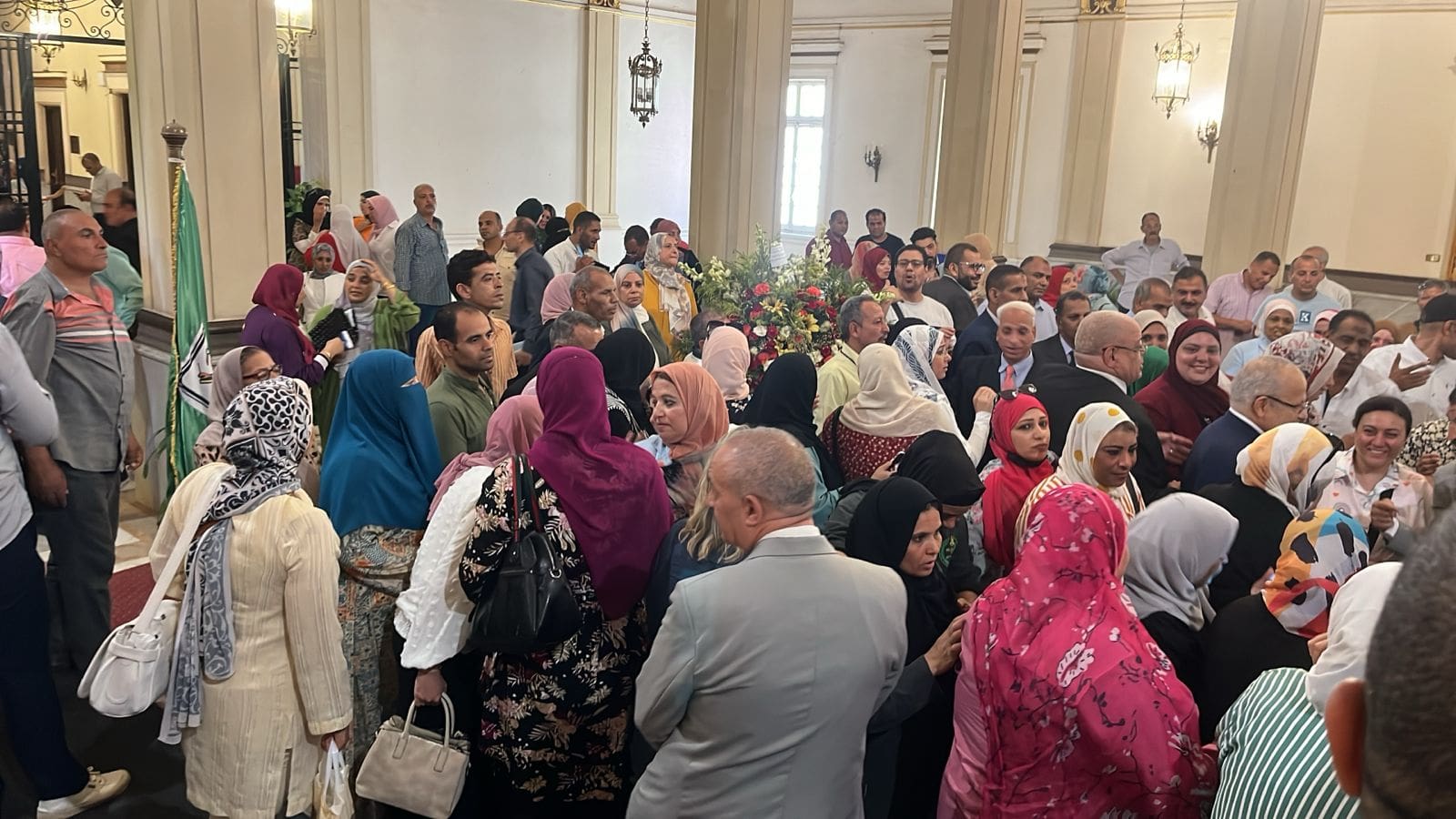 3de21e93 65e3 478b ad1d cbd9d719a92b بالورود.. العاملين في جامعة القاهرة يودعون الدكتور محمد عثمان الخشت قبل مغادرة عن رئاسة الجامعة موقع في الجامعة