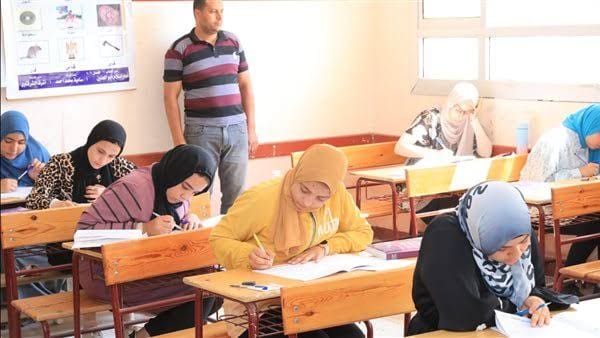 images 2024 07 17T161503.849 طالبة تعتدي على مراقب لجنة بزجاجة مياه والتعليم تفتح تحقيق عاجل في الواقعة موقع في الجامعة