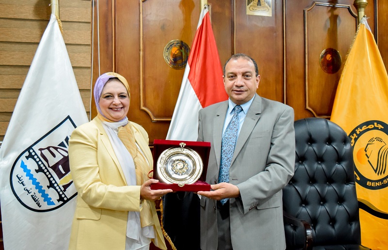 2554 3 مجلس جامعة بني سويف يكرم عمداء ومديري وحدات لما بذلوه من مجهودات خلال فترة توليهم موقع في الجامعة