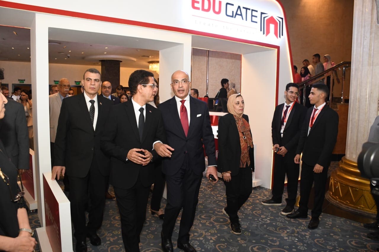 6523d095 e44d 4643 a7b2 9c5902cde47f رئيس جامعة عين شمس يفتتح جناح الجامعة بالمعرض الدولي للتعليم العالي والتدريب EduGate موقع في الجامعة