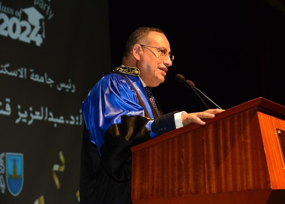 IMG 0062 رئيس جامعة الإسكندرية يشهد حفل تخرج الدفعة 76 لكلية طب الأسنان موقع في الجامعة