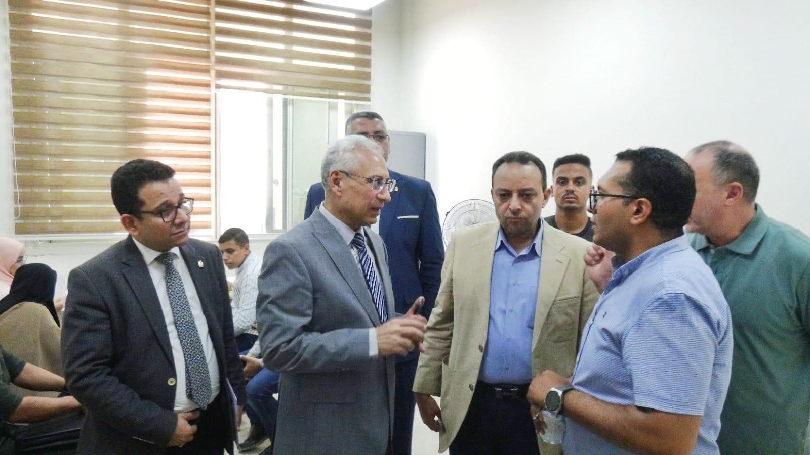 IMG 0783 رئيس جامعة المنيا يتابع انتظام إجراءات قيد الطلاب بالحامعة الأهلية ويلتقي أولياء الأمور موقع في الجامعة