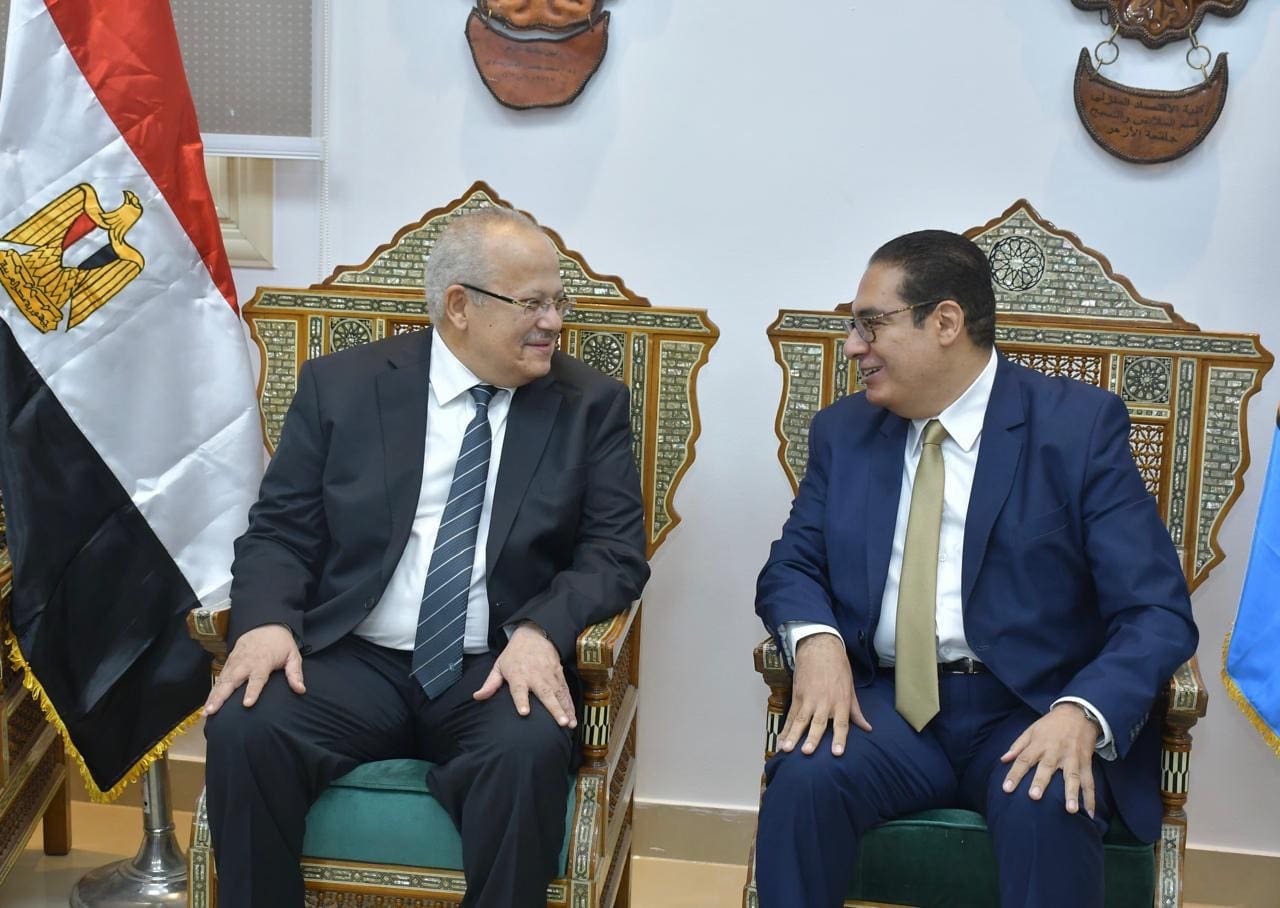 b4d68587 f47d 462c b4d3 a28c59ba7225 الخشت يهنئ الدكتور محمد سامي عبد الصادق لتكليفه للقيام بأعمال رئيس جامعة ا موقع في الجامعة