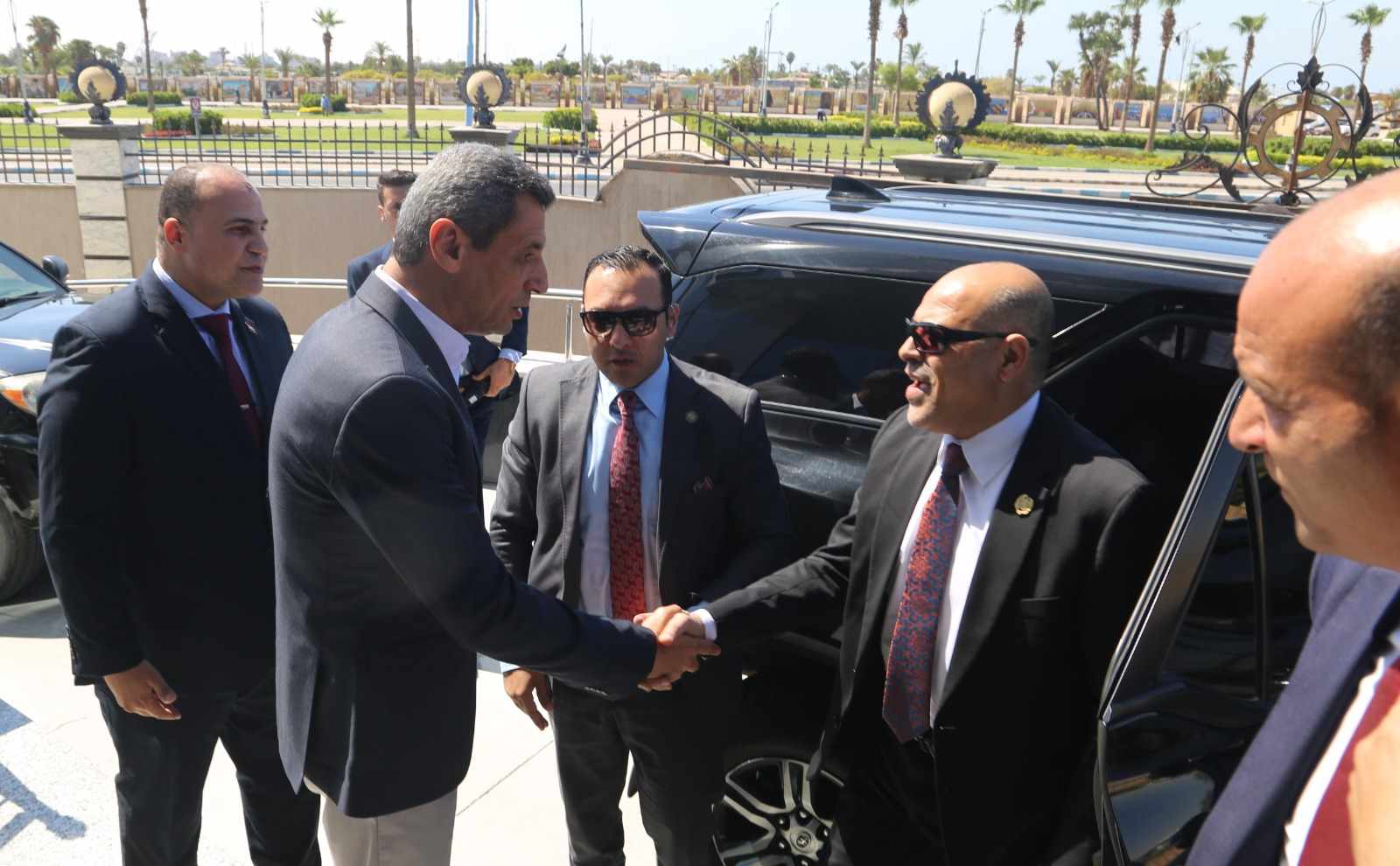 received 1231593504496941 وزير العمل ومحافظ السويس يناقشان التدريب المهني لأبناء المحافظة وتخصصات المصانع موقع في الجامعة