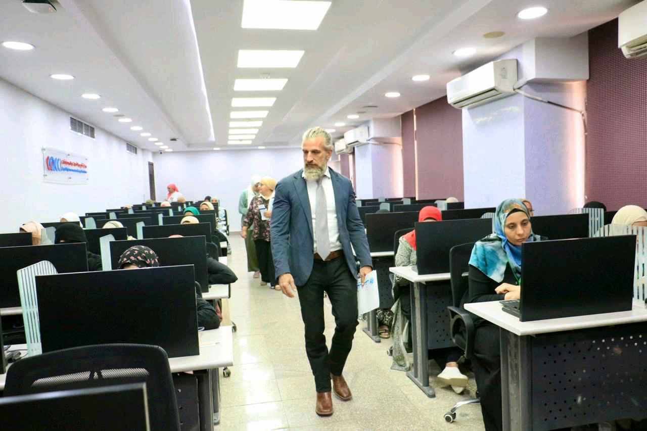 received 472355522264096 ممثل اليونسيف يزور مركز امتحانات "معلم مادة" موقع في الجامعة