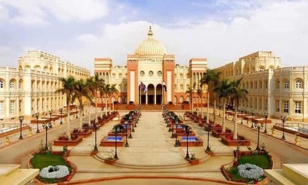 الدراسات العليا الجامعة البريطانية في مصر e1665092188669 وزير التعليم العالي يهنئ الجامعة البريطانية في مصر لحصولها على اعتماد هيئة ضمان الجودة البريطانية موقع في الجامعة