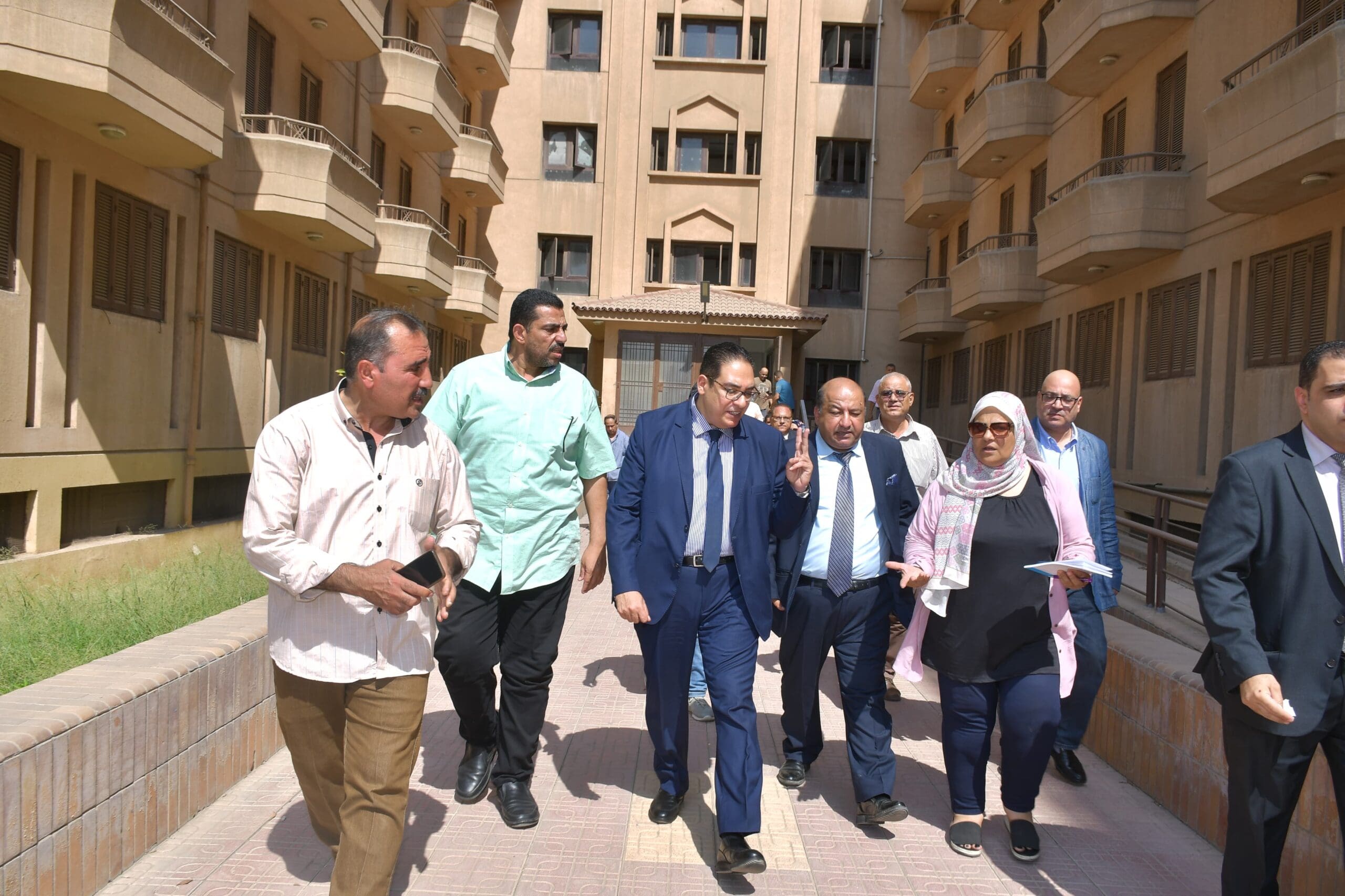 0c3d3895 2d03 4d95 a5e0 7789204860be scaled جولة مفاجئة لرئيس جامعة القاهرة بمستشفى الطلبة والمدينة الجامعية للطلاب فى بين السرايات موقع في الجامعة