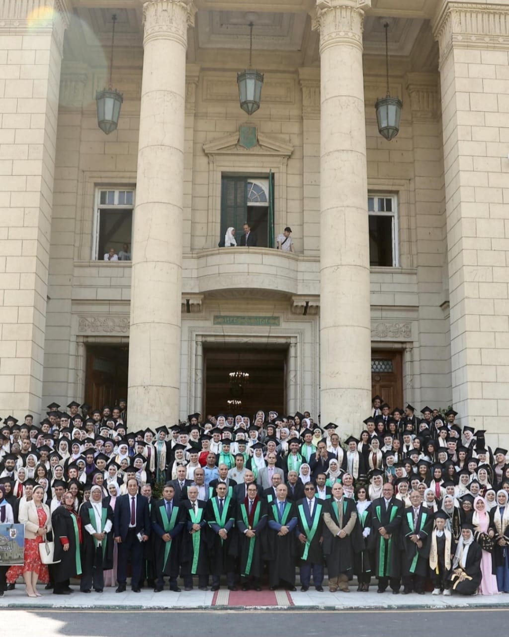 15c4a7b0 fb52 4c4c 8462 9197f3d08955 1 جامعة القاهرة رئيس جامعة القاهرة يشهد حفل تخرج دفعة جديدة من كلية العلوم موقع في الجامعة