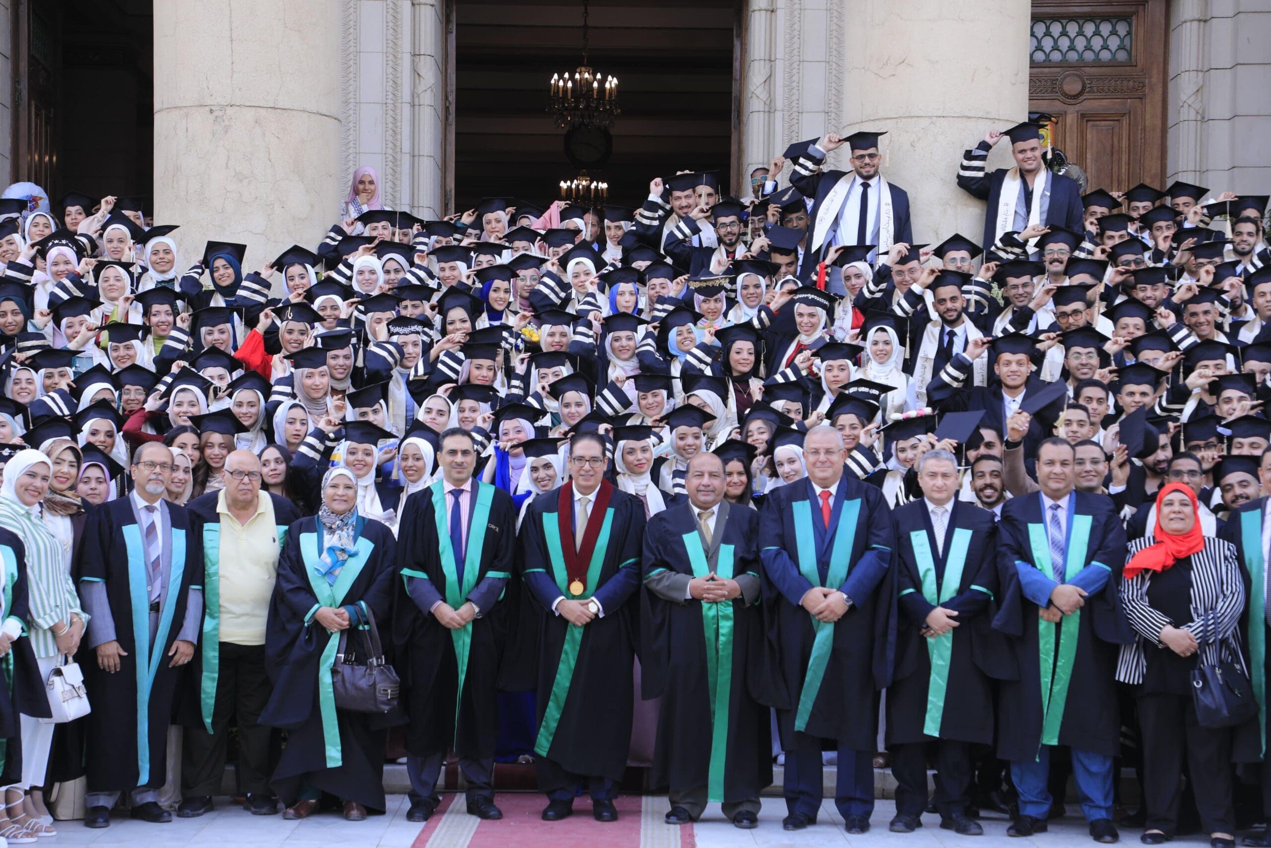 45121ee1 e6ea 4167 9848 4556b57d705e scaled جامعة القاهرة جامعة القاهرة تحتفل بتخريج دفعة جديدة من كلية الطب البيطري موقع في الجامعة
