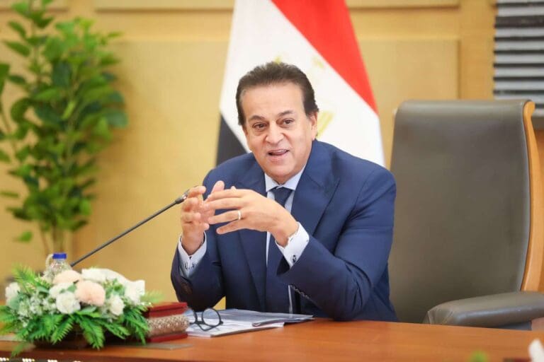 وزير الصحة: أبناء جامعة القاهرة هم السبب في تأسيس كلية طب الأسنان بجامعة عين شمس (فيديو) 1 الدكتور خالد عبدالغفار نائب رئيس مجلس الوزراء للتنمية البشرية