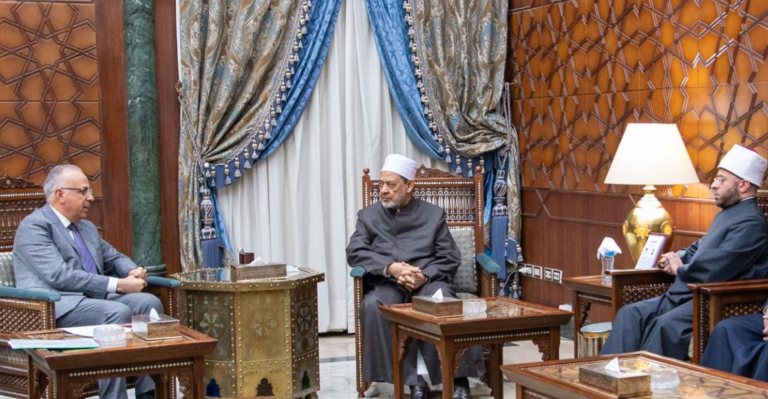 الإمام الأكبر يؤكد استعداد الأزهر لتصميم مقرر دراسي لتناول القضايا المجتمعية المعاصرة 14 56 في الجامعة الإمام الأكبر يؤكد استعداد الأزهر لتصميم مقرر دراسي لتناول القضايا المجتمعية المعاصرة موقع في الجامعة