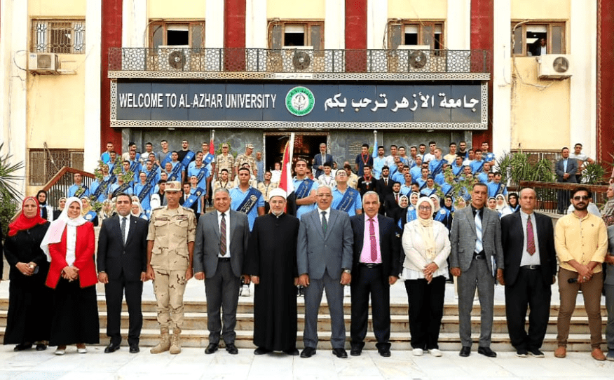78954 جامعة الأزهر يتقدمهم رئيس الجامعة .. طلاب جامعة الأزهر يستقبلون العام الدراسي الجديد بتحية الوطن موقع في الجامعة