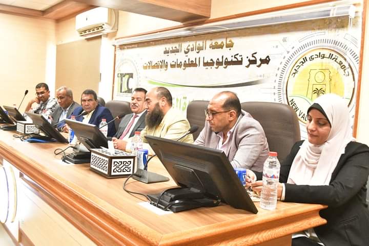7c7d0e70 75a9 4c2a a2e0 d6779b3264e4 جامعة حلوان رئيس جامعة الوادى الجديد يكرم مندوبى المالية بالجامعة تقديرا لجهودهم موقع في الجامعة