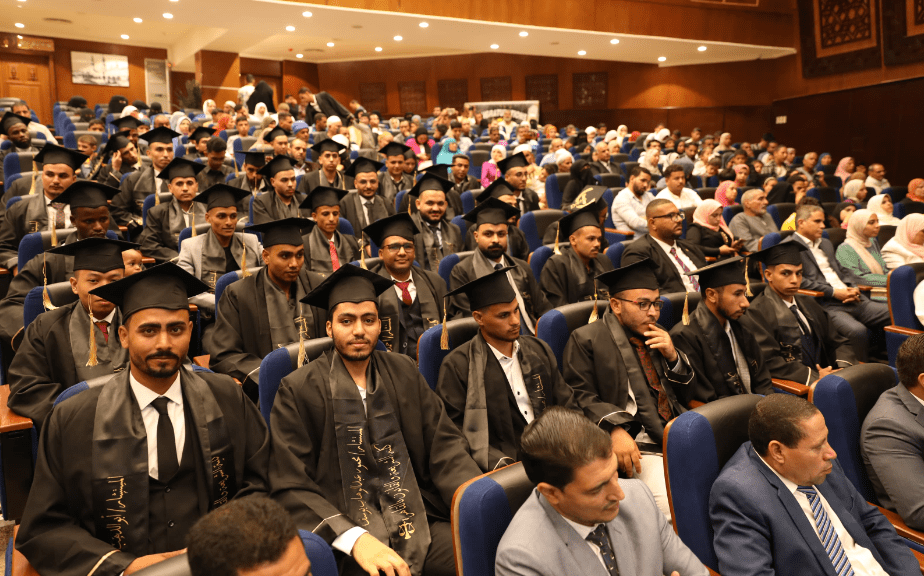 رئيس جامعة الأزهر يشهد تخريج الدفعة "57 "بكلية الشريعة والقانون بالقاهرة 1 9856 جامعة الأزهر رئيس جامعة الأزهر يشهد تخريج الدفعة "57 "بكلية الشريعة والقانون بالقاهرة موقع في الجامعة