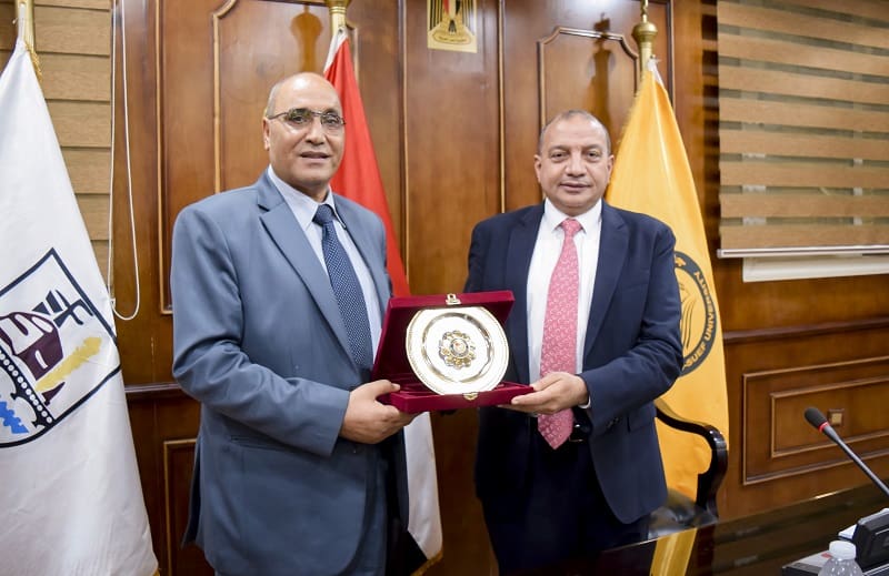 DSC 0978 الاستشعار مجلس جامعة بني سويف يكرم الدكتور محمد محمود حسنين عميد كلية تكنولوجيا التعليم السابق موقع في الجامعة