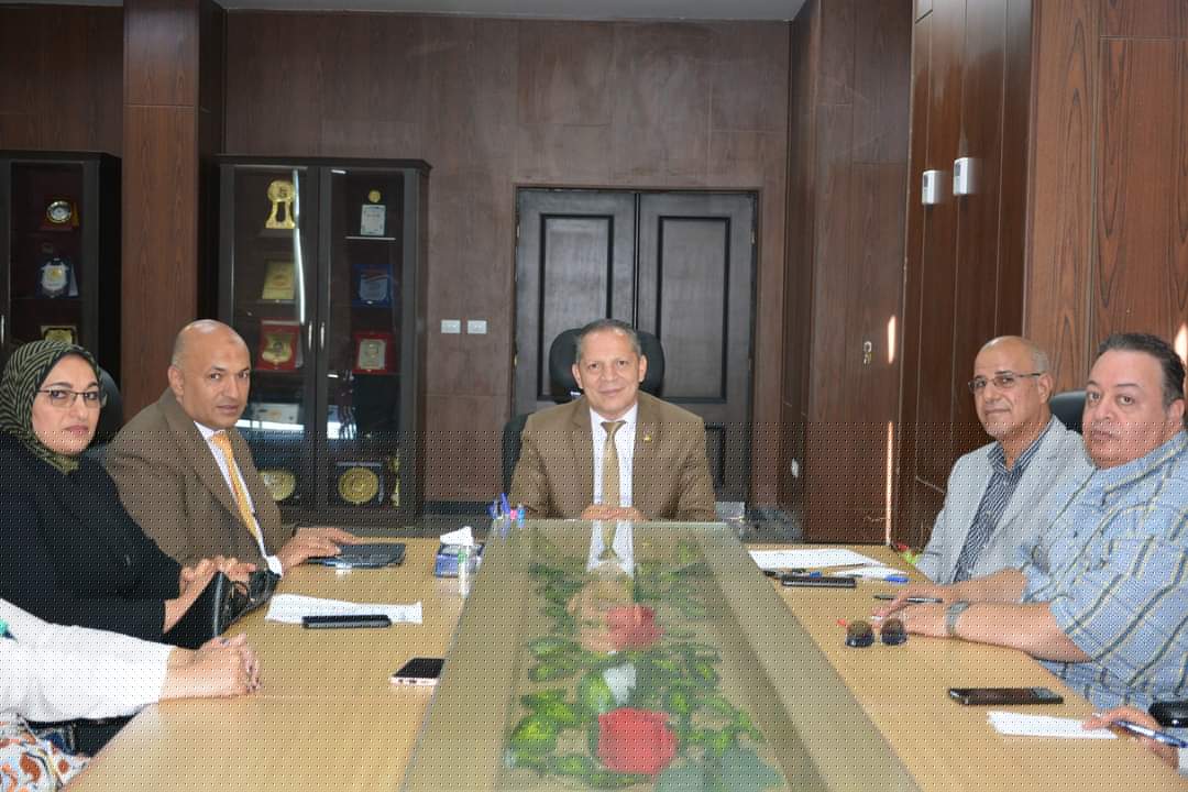 FB IMG 1726579829388 المدارس رئيس جامعة دمياط يشهد جانباً من مناقشة رسالة ماجستير مهني بكلية التجارة  موقع في الجامعة