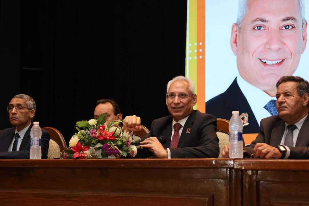 FB IMG 1727610884948 السادات عصام فرحات يعقد لقاءً تعريفياً بطلاب جامعة المنيا الأهلية الجُدد في أولى أيام الدراسة موقع في الجامعة