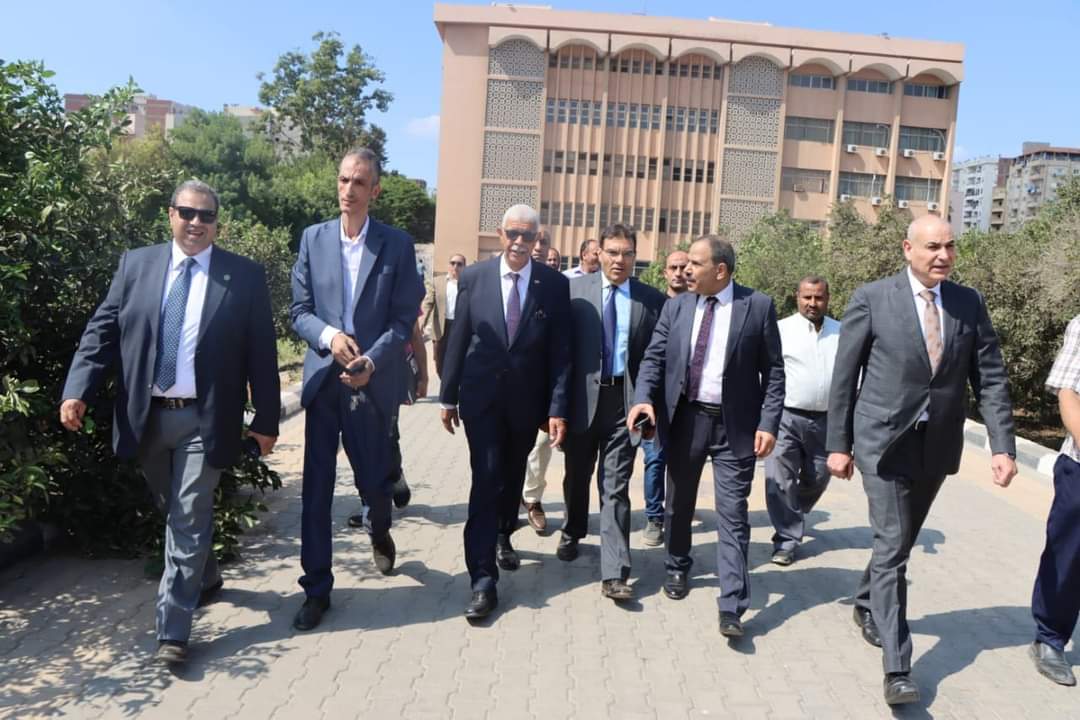 FB IMG 1727625113326 جامعة عين شمس رئيس جامعة المنوفية يتفقد سير العملية التعليمية بكلية الزراعة ويشارك في زراعة أشجار التين والرمان ضمن المبادرة الرئاسية موقع في الجامعة