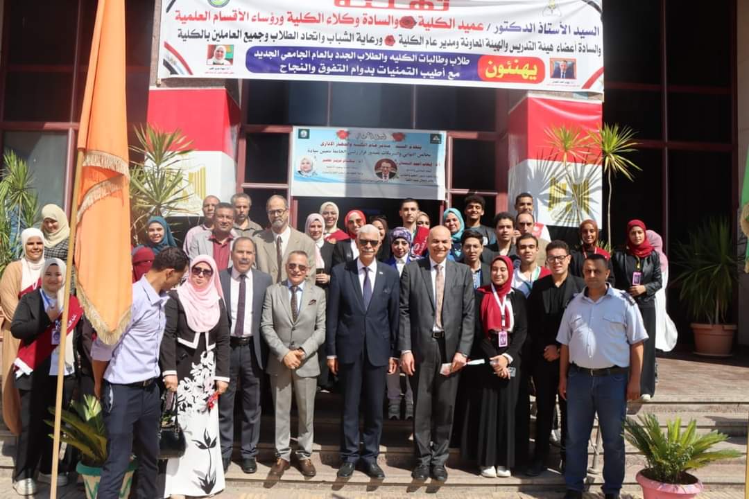 FB IMG 1727625237504 السادات رئيس جامعة المنوفية يتفقد سير العملية التعليمية بكلية الاقتصاد المنزلي ويفتتح المعرض الفني والخيري للطلاب  موقع في الجامعة