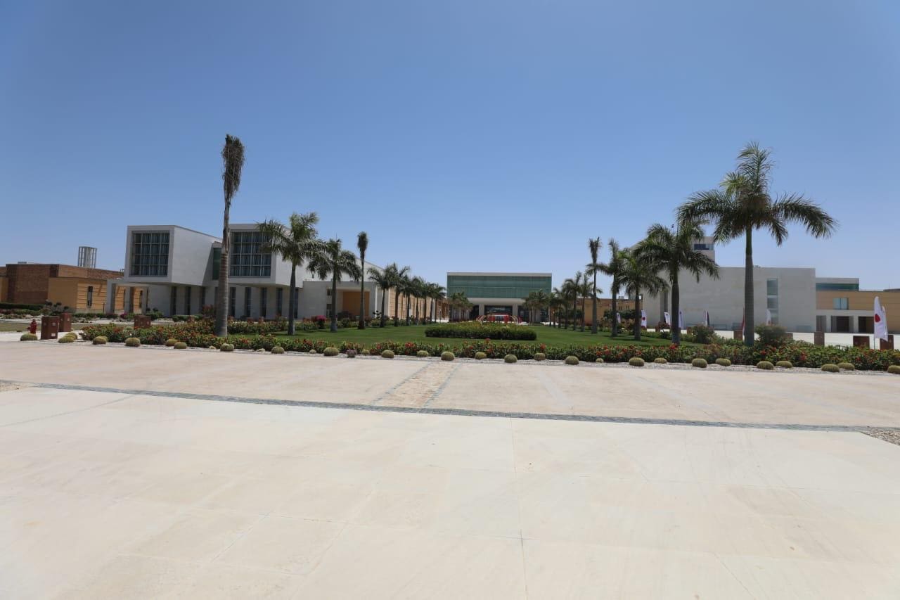 IMG 20240427 WA0055 جامعة أسيوط اليوم.. الجامعة اليابانية تنظم أول حفل تخرج للطلاب بكليات الهندسة وإدارة الأعمال  موقع في الجامعة