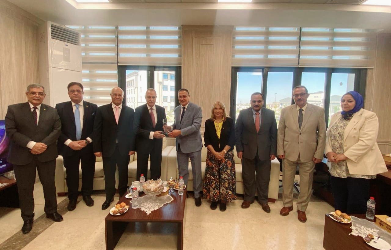 IMG 20240919 WA0110 الأعلى للجامعات جامعة بنها الأهلية تكرم اللواء عبد الحميد الهجان محافظ القليوبية السابق موقع في الجامعة