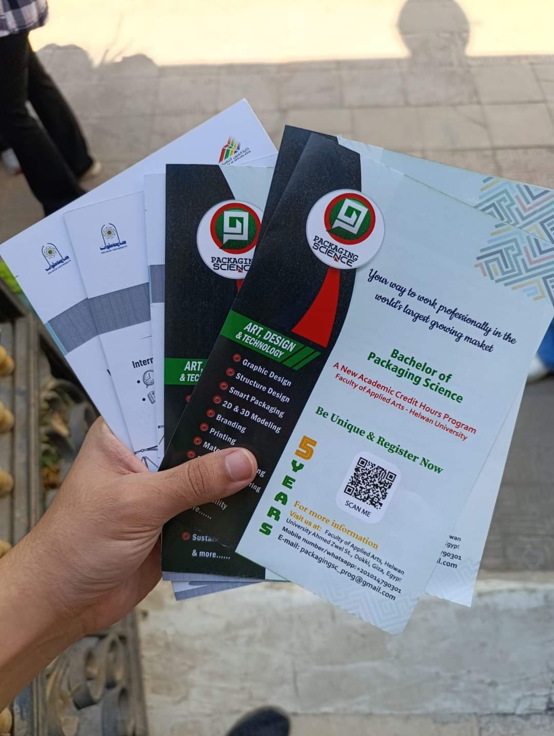 IMG 20240923 WA0033 جامعة حلوان كلية الفنون التطبيقية جامعة حلوان تنظم المعرض التسويقي لبرامج الكلية موقع في الجامعة