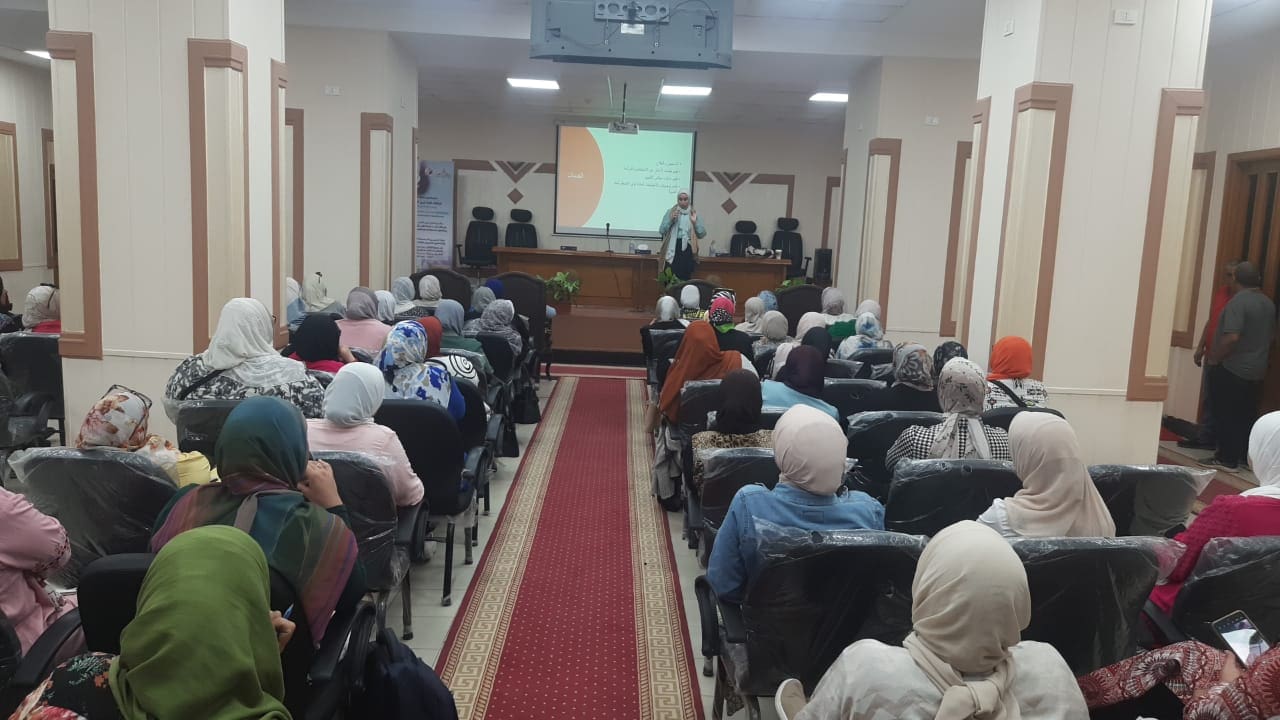 IMG 20240923 WA0070 العام الدراسي الجديد جامعة عين شمس تنظم برنامجًا تدريبيًا لتأهيل العاملين بالمدن الجامعية على تقديم الدعم النفسي للطلاب موقع في الجامعة