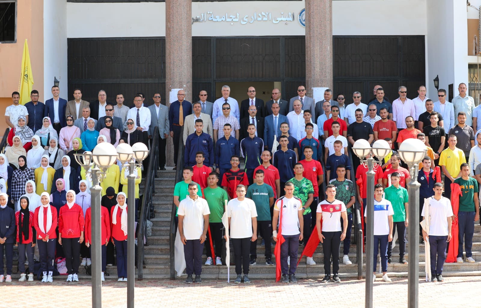 IMG 20240928 WA0132 حلوان رئيس جامعة بنها يتفقد سير العملية التعليمية بالتمريض والتربية الرياضية ويشارك الطلاب تحية العلم موقع في الجامعة