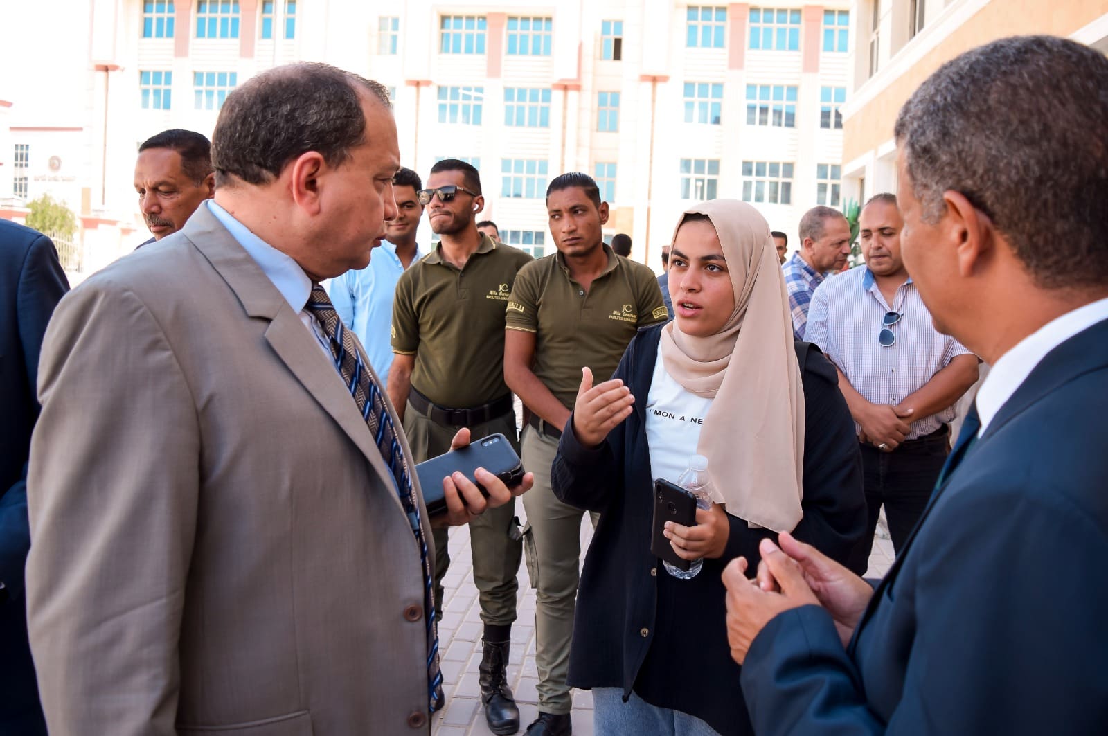 رئيس جامعة بني سويف الأهلية يجتمع بعمداء القطاعات ومديري البرامج 1 رئيس جامعة بني سويف الأهلية الدكتور منصور حسن