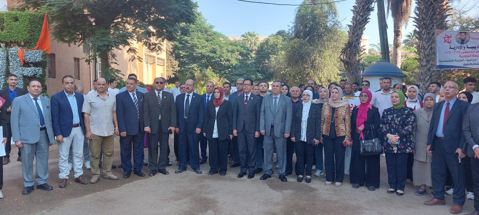 رئيس جامعة بنها يشهد أداء تحية العلم بكليتي الزراعة والطب البيطري ويفتتح معرض للأنشطة الطلابية