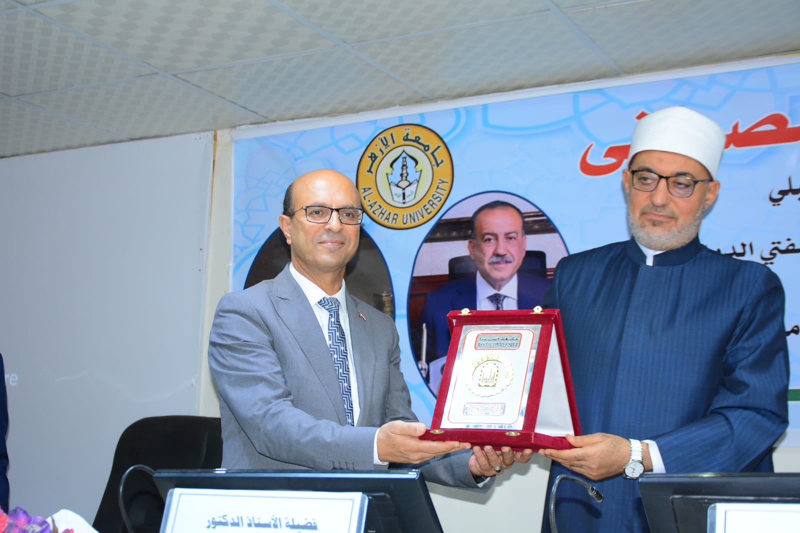 a7b2a01d abb4 4922 8130 1c364630538c جامعة القاهرة رئيس جامعة أسيوط يشارك حفل تكريم مفتي الجمهورية بجامعة الأزهر بأسيوط بحضور محافظ أسيوط موقع في الجامعة