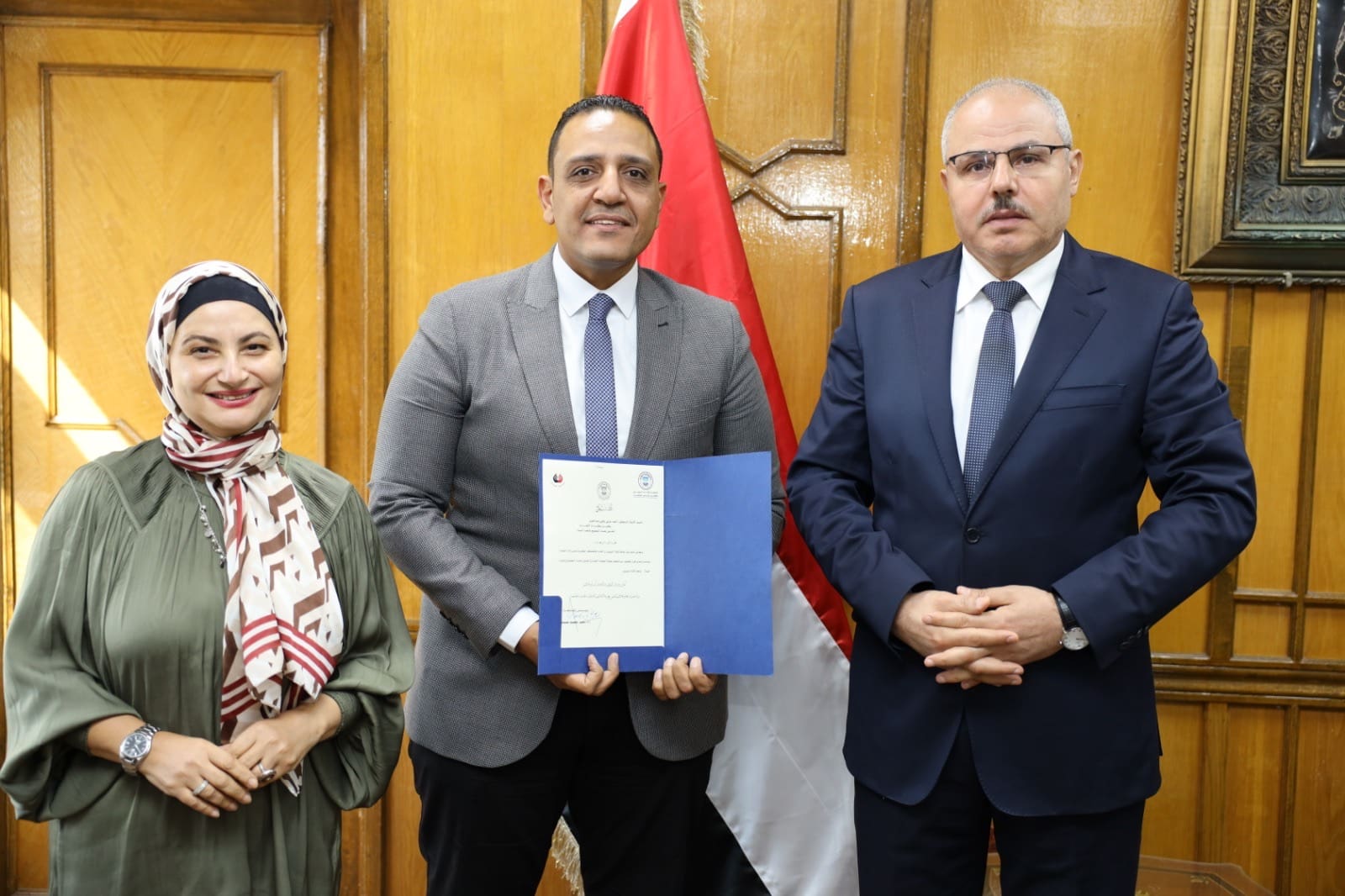 bc159437 46df 4cd9 b898 1c50ac343df5 جامعة المنيا السيرة الذاتية للدكتور أحمد عزمي بالعمل بعد تكليفه وكيلا لكلية التجارة لشئون خدمة المجتمع بجامعة قناة السويس موقع في الجامعة