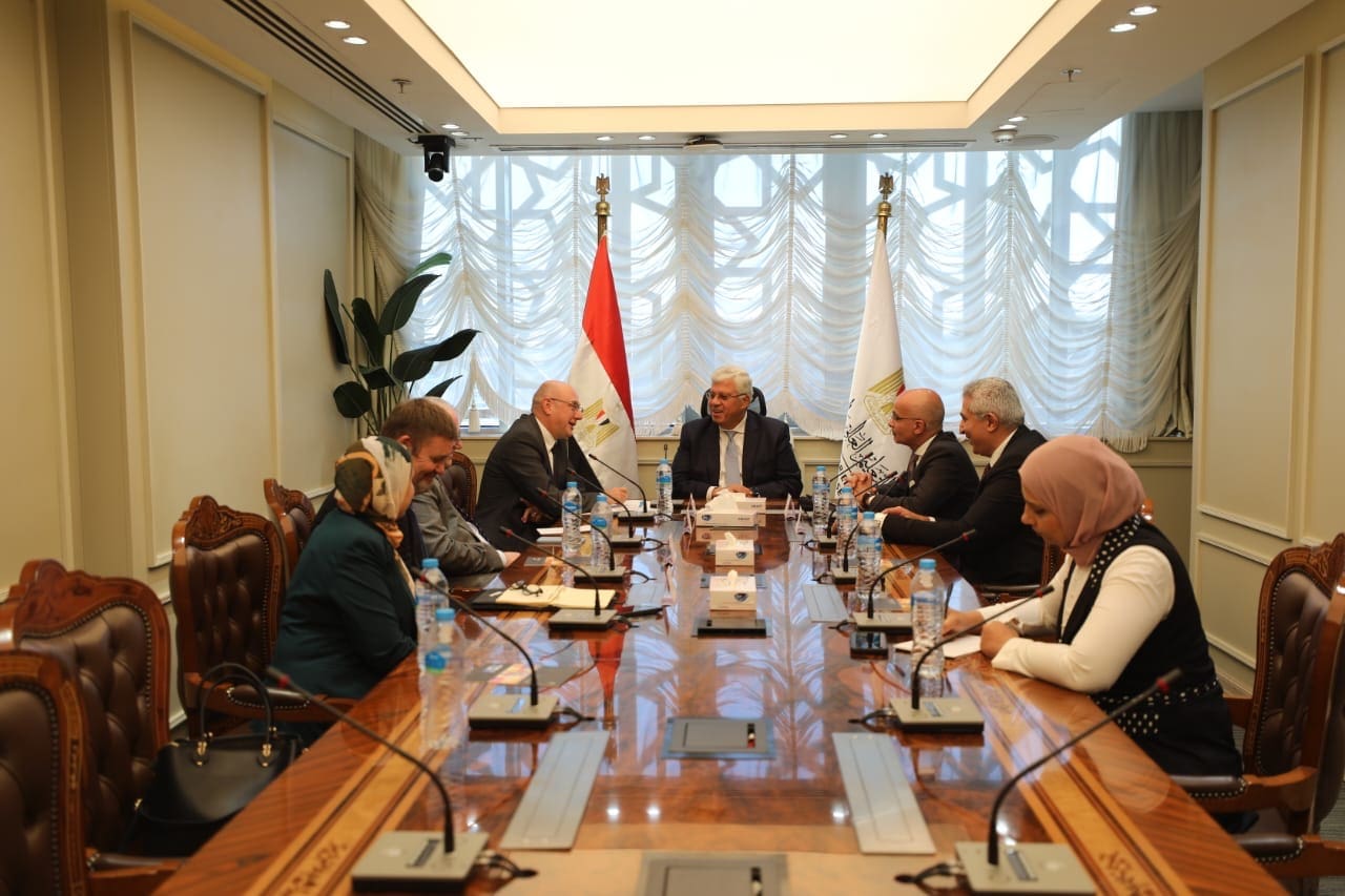 c34dcbe7 f536 440d 9eab 5d60c57cc59a جامعة حلوان وزير التعليم العالي يستقبل وفد جامعة إكستر البريطانية لبحث التعاون المُشترك موقع في الجامعة