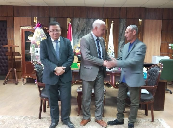 كلية الحقوق بجامعة أسيوط تفتح أبوابها لأكبر طالب جامعي بعمر 62 عامًا 1 أكبر طالب معمر في جامة أسيوط كلية الحقوق كلية الحقوق بجامعة أسيوط تفتح أبوابها لأكبر طالب جامعي بعمر 62 عامًا موقع في الجامعة