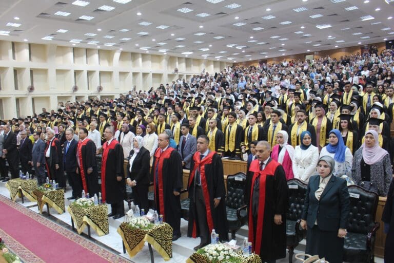 رئيس جامعة المنصورة: حفل التخرج بداية طريق جامعة الحياة 6 رئيس جامعة المنصورة يشهد حفل تخرج الحقوق بنها رئيس جامعة المنصورة: حفل التخرج بداية طريق جامعة الحياة موقع في الجامعة