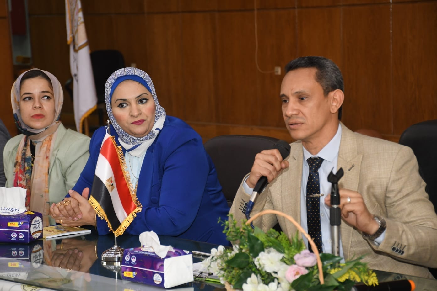 كلية الآثار جامعة عين شمس تنظم لقاءًا تعريفيًا للطلاب الجدد 1 عميد كلية الأثار جامعة عين شمس