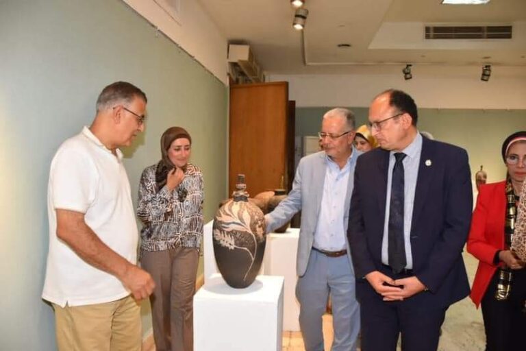 معرض "رواد لهم بصمات" يحتفي بتراث رواد كلية الفنون التطبيقية بجامعة حلوان 4 معرض فنون تطبيقية حلوان