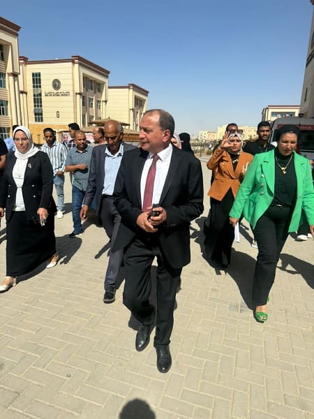 1 2 رئيس جامعة بني سويف الأهلية يتابع حملة التبرع بالدم بمقر الجامعة موقع في الجامعة