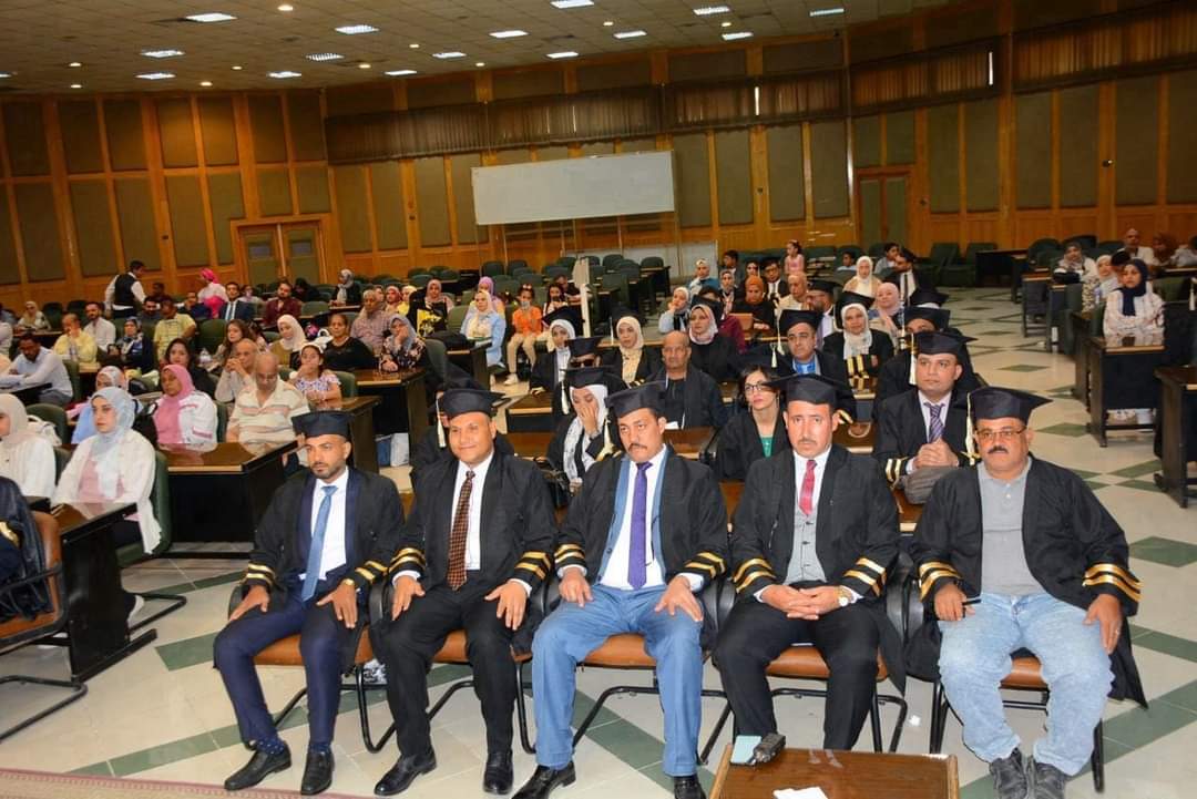 1000313114 بنها جامعة أسيوط تحتفي بخريجي برنامج ماجستير السياسات العامة وتقييم المشروعات بالتجارة موقع في الجامعة