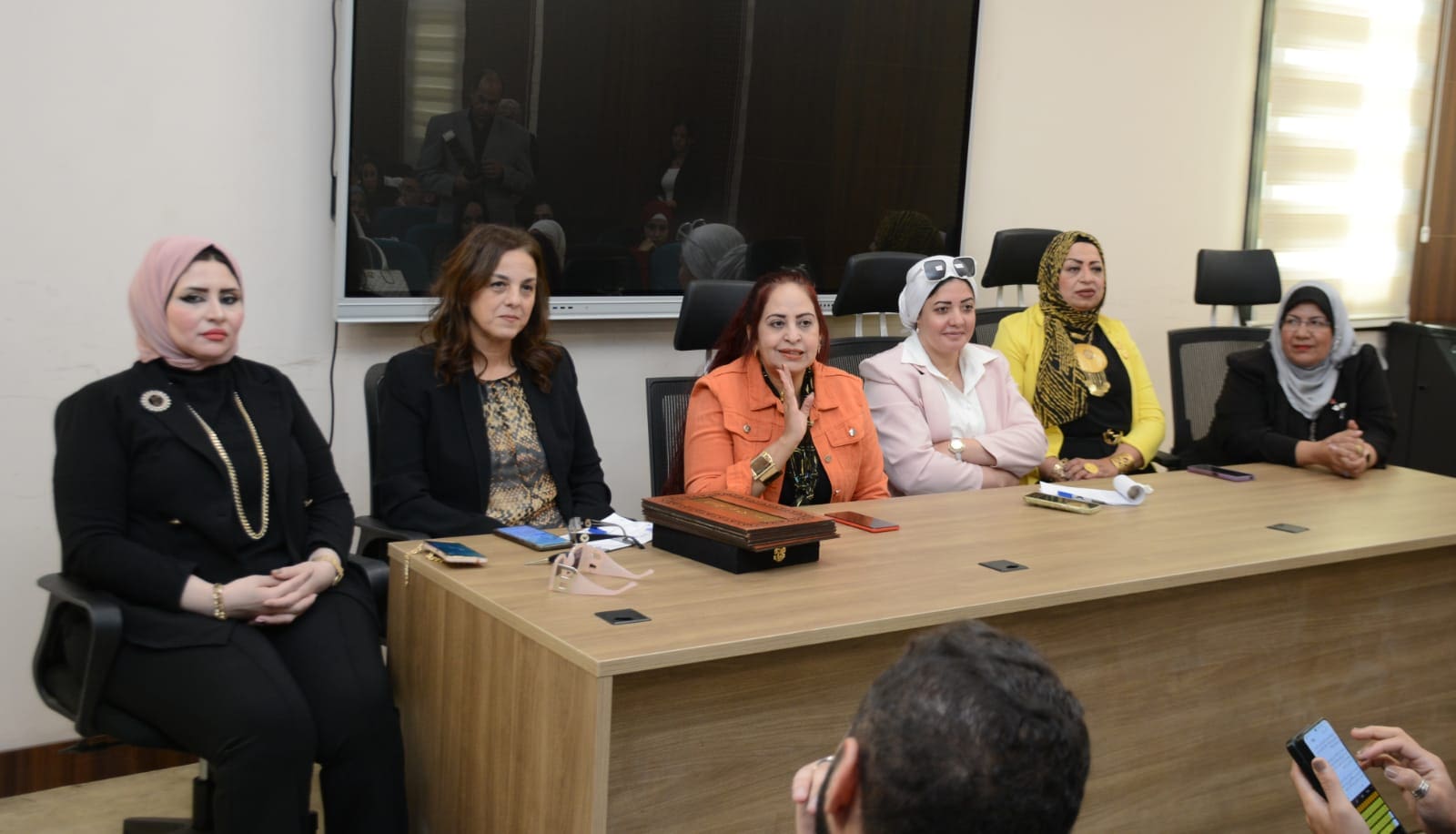 1000313799 حلوان ندوة بإعلام عين شمس للتوعية ببرنامج التبرع التطوعي المنتظم "5 - 1" موقع في الجامعة