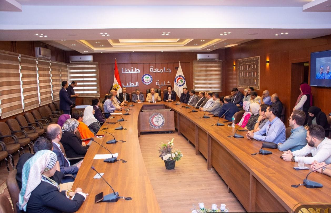 1000317710 الغربية رئيس جامعة طنطا يلتقي الفرق الطبية والتمريض المشاركين في استئصال وإعادة بناء لسان مريضة مسنة موقع في الجامعة