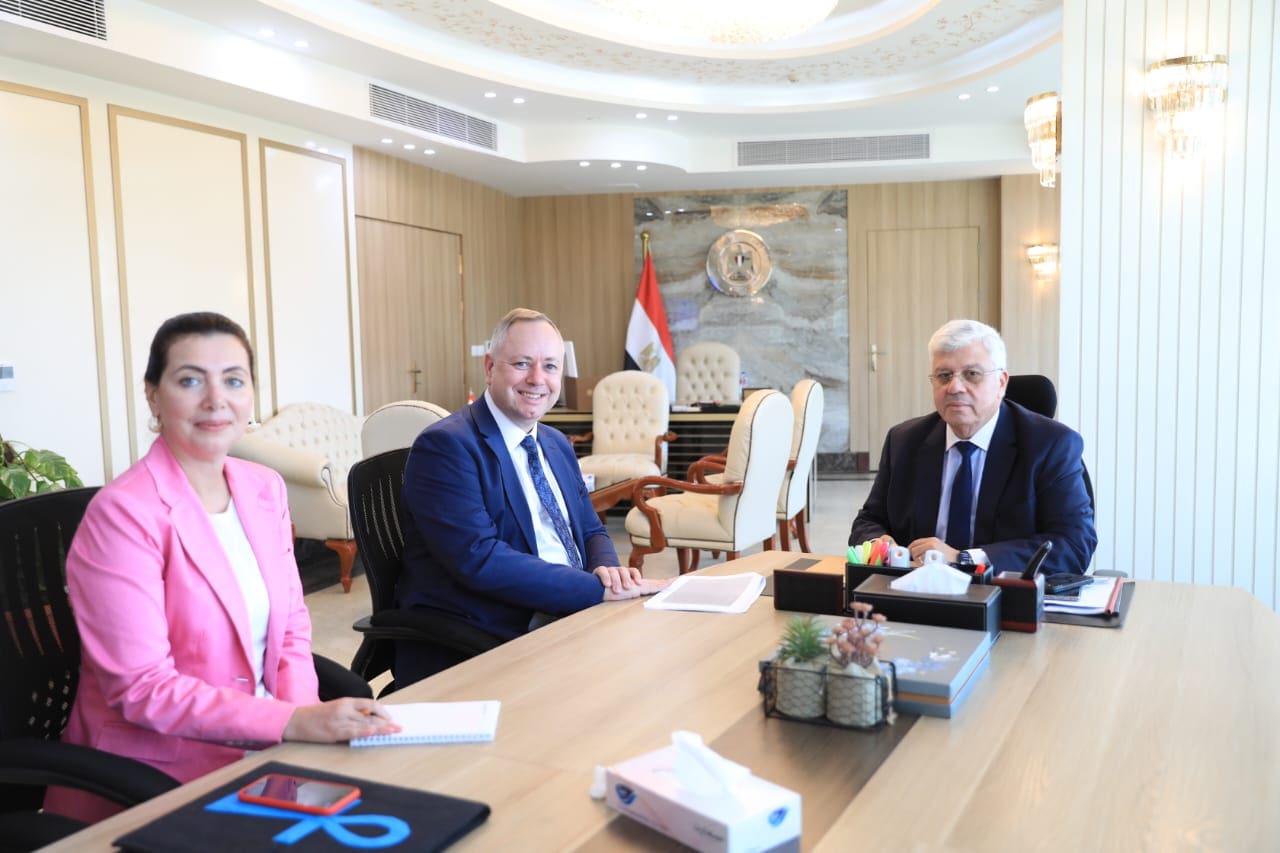 1000318156 وزير وزير التعليم العالي يبحث مُستجدات التعاون مع جامعة "إيست لندن"  موقع في الجامعة