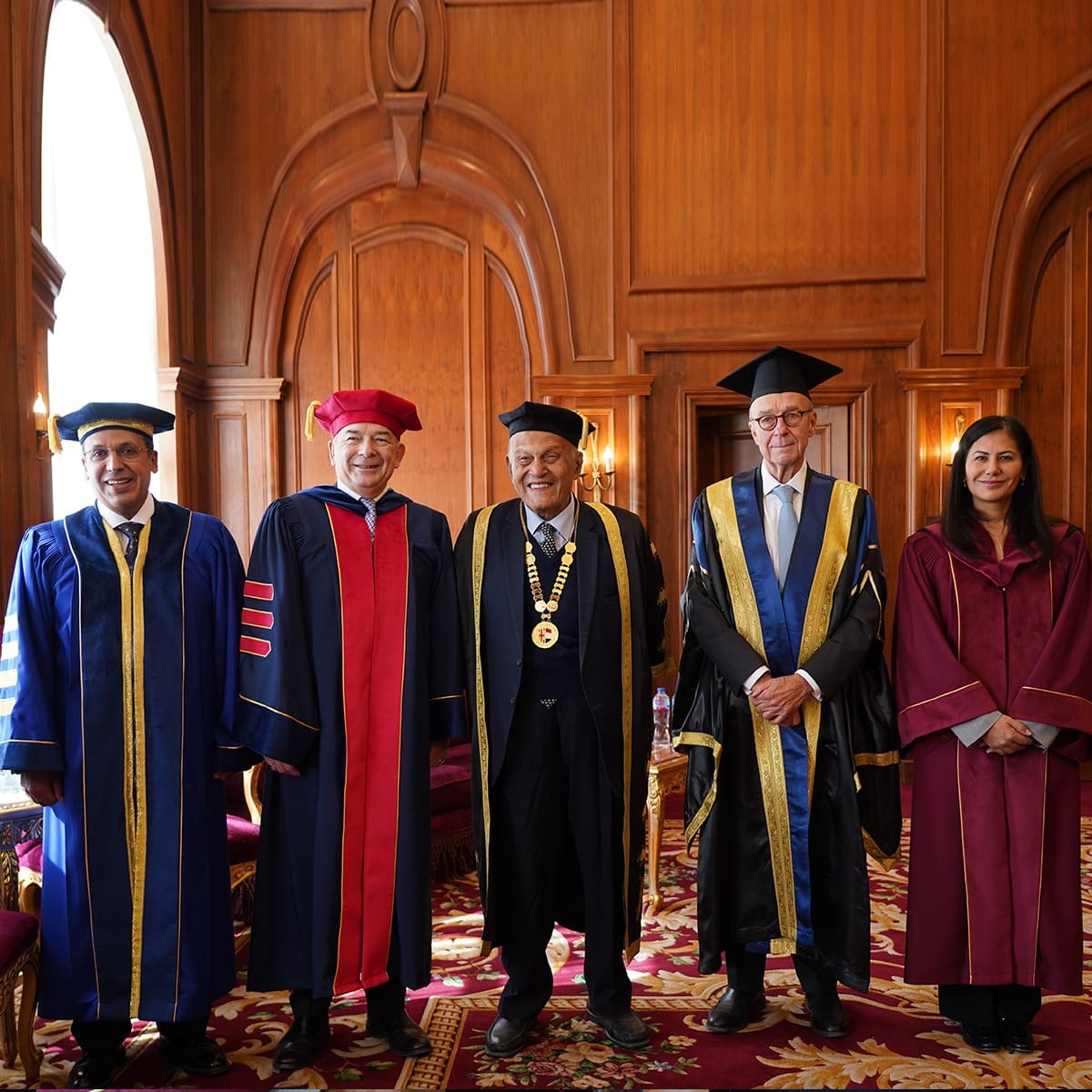 1000318263 جامعة الأزهر الجامعة البريطانية تحتفل بالذكرى العشرين وتمنح الدكتوراه الفخرية للدكتور جورج أبي صعب وجون لاثام موقع في الجامعة