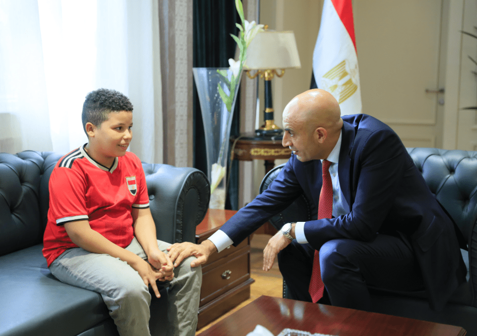 2222222222222222222 مؤتمر في لفتة إنسانية.. وزير التعليم يستقبل الطالب علي حمادة ويوجه بإعفائه من المصروفات الدراسي موقع في الجامعة