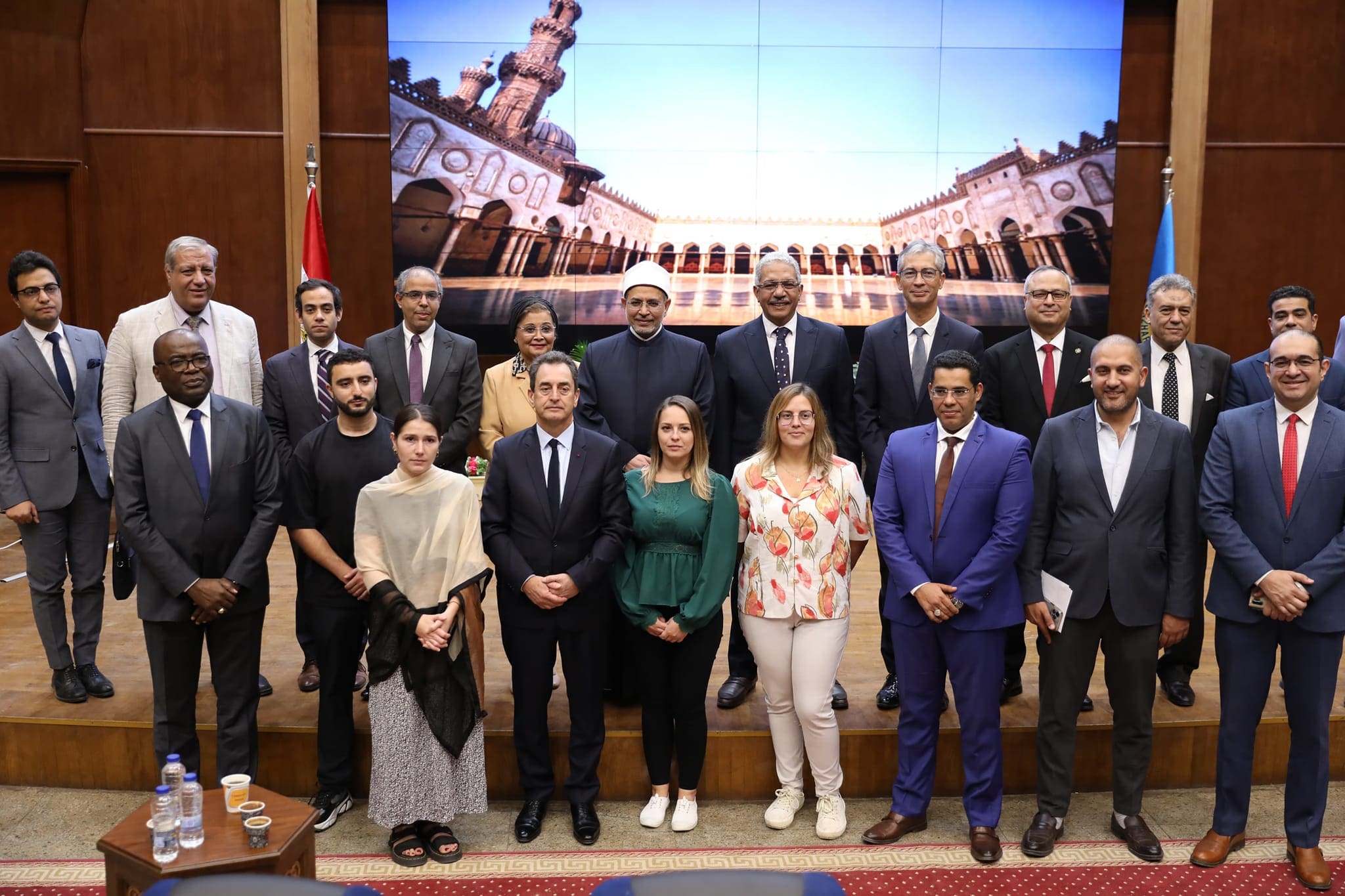 464845469 987823506717709 2355447443724433269 n جامعة الأزهر سفير فرنسا بالقاهرة يشيد بجهود الطواقم الطبية في مستشفى الحسين الجامعي موقع في الجامعة