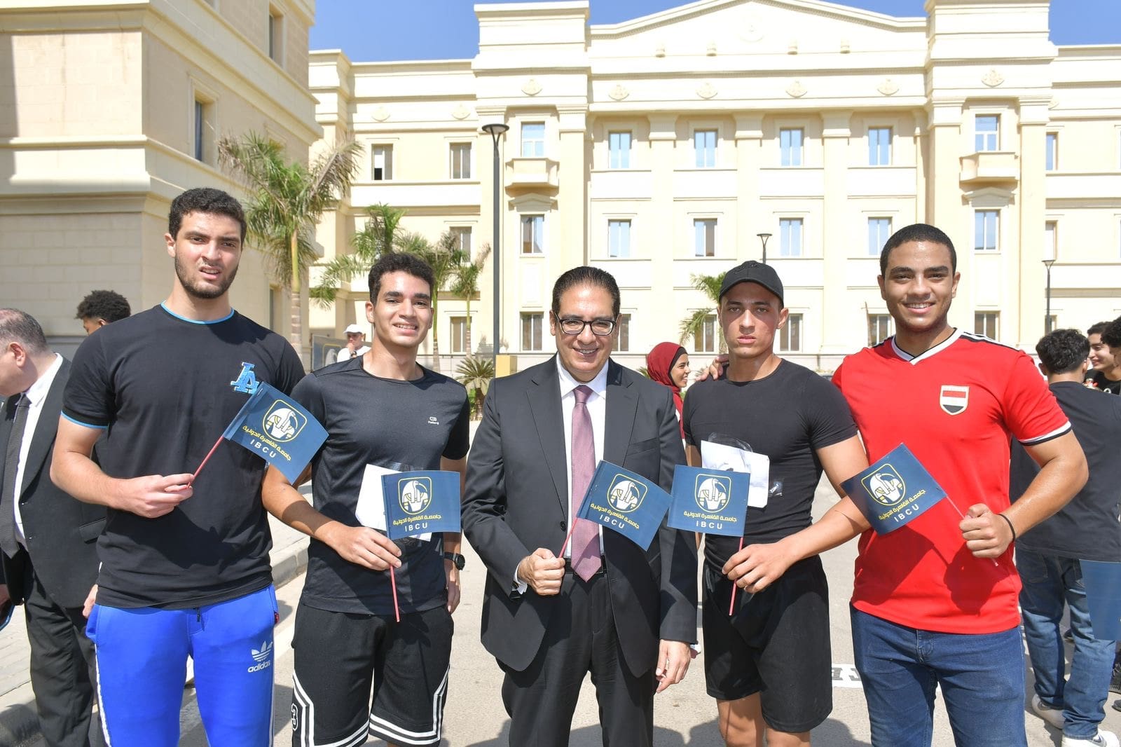 58f2bf07 a636 4f33 8c4f c6104ad75d80 جامعة القاهرة رئيس جامعة القاهرة يتفقد سير العملية التعليمية ويلتقي الطلاب وأساتذتهم بالفرع الدولي بمدينة 6 أكتوبر موقع في الجامعة