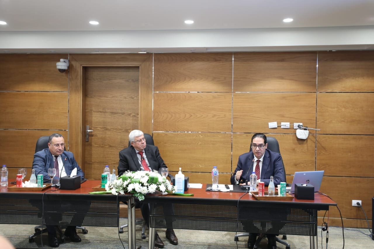 9bc170f4 e500 4625 ad39 63fbc5cdd7ed جامعة قناة السويس أيمن عاشور ورئيس الهيئة العامة للاستثمار يشهدان ورشة عمل حول "الاستثمار في التعليم العالي والبحث العلمي" موقع في الجامعة