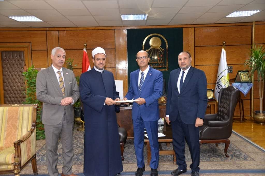 FB IMG 1728846037006 الباطنة أمين اللجنة العليا لشئون الدعوة الإسلامية بمجمع البحوث الإسلامية يزور جامعة أسيوط موقع في الجامعة
