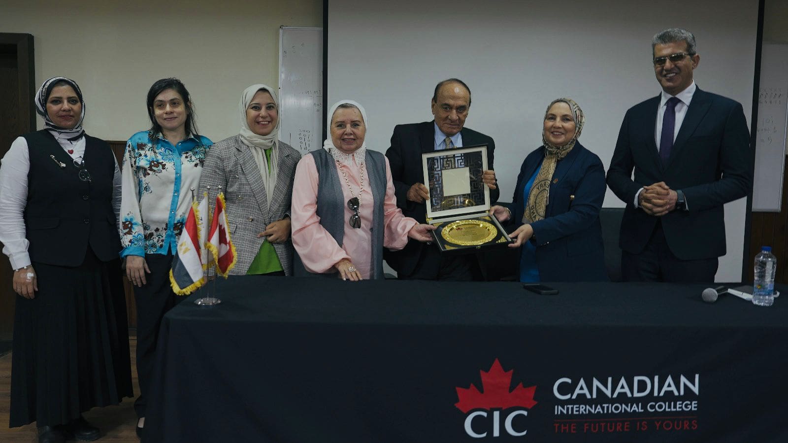 IMG 20241016 WA0129 مودة اللواء سمير فرج يتحدث عن تحديات الأمن القومي خلال ندوة إعلام CiC موقع في الجامعة